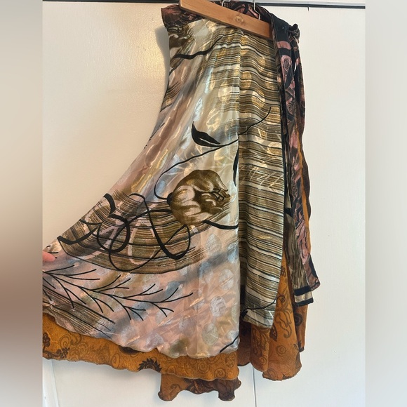 Elegant Gold and Black Midi Skirt - Picture 3 of 7